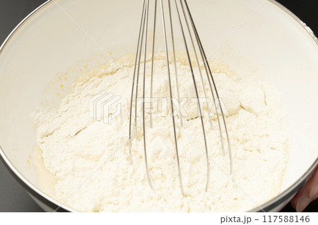 蒸しパン作り　材料を混ぜ合わせる 117588146