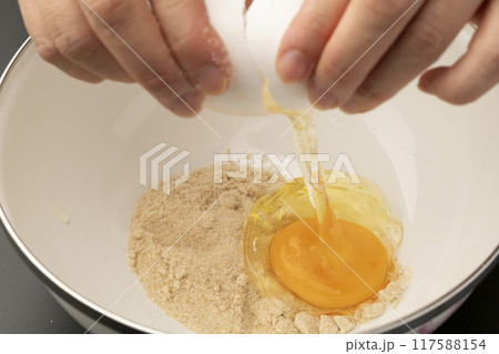 蒸しパン作り 材料を混ぜ合わせる 蒸しパン作り 材料を混ぜ合わせる 117588154