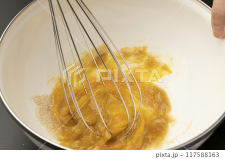 蒸しパン作り　材料を混ぜ合わせる 117588163