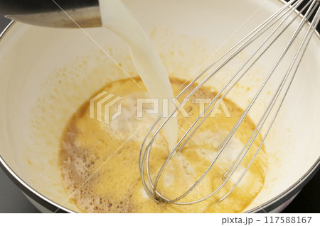 蒸しパン作り 材料を混ぜ合わせる 蒸しパン作り 材料を混ぜ合わせる 117588167