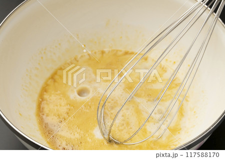 蒸しパン作り 材料を混ぜ合わせる 蒸しパン作り 材料を混ぜ合わせる 117588170