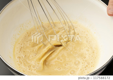 蒸しパン作り　材料を混ぜ合わせる 117588172