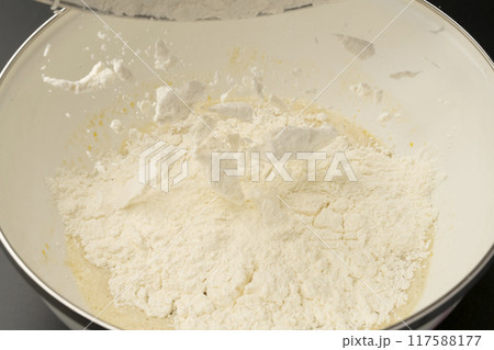 蒸しパン作り　材料を混ぜ合わせる 117588177