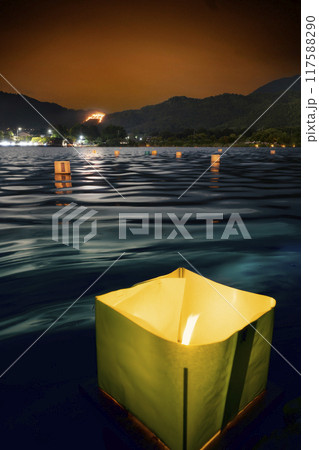 五山の送り火　鳥居形　灯籠流し 117588290