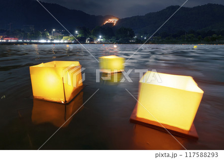 五山の送り火 鳥居形 灯籠流し 五山の送り火 鳥居形 灯籠流し 117588293