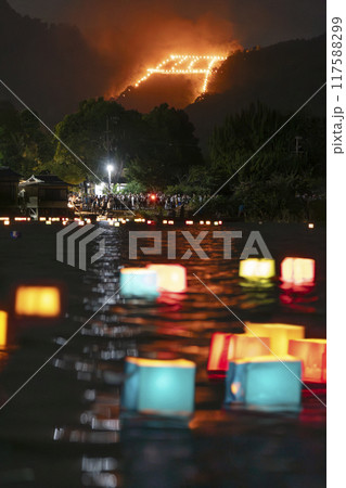 五山の送り火 鳥居形 灯籠流し 五山の送り火 鳥居形 灯籠流し 117588299