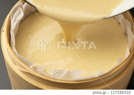 蒸しパン作り　材料を蒸し器に流し込む　セイロ 117588350
