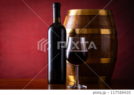 赤ワインと熟成樽 117588420