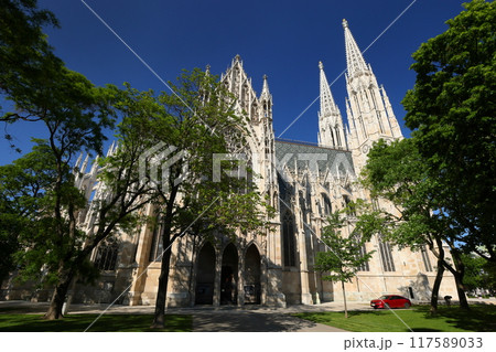 中央ヨーロッパのオーストリア 世界文化遺産ウィーン歴史地区リングシュトラーセ沿いのヴォティーフ教会 中央ヨーロッパのオーストリア 世界文化遺産ウィーン歴史地区リングシュトラーセ沿いのヴォティーフ教会 117589033