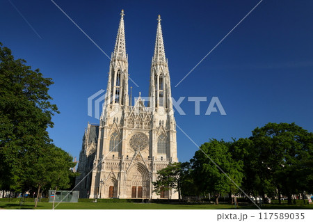 中央ヨーロッパのオーストリア　世界文化遺産ウィーン歴史地区リングシュトラーセ沿いのヴォティーフ教会 117589035