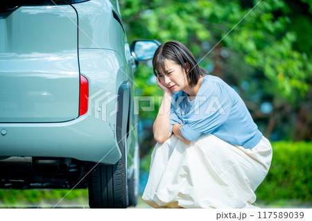 車をこすった女性 車を運転中の女性 ドライブに行く女性 車をこすった女性 車を運転中の女性 ドライブに行く女性 117589039