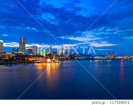 横浜みなとみらいの夜景　観覧車　赤レンガ倉庫 117589053