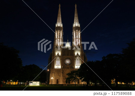 中央ヨーロッパのオーストリア 世界文化遺産ウィーン歴史地区 ライトアップされたヴォティーフ教会夜景 中央ヨーロッパのオーストリア 世界文化遺産ウィーン歴史地区 ライトアップされたヴォティーフ教会夜景 117589088