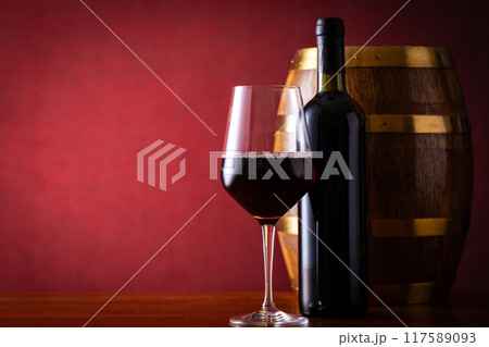 赤ワインと熟成樽　 117589093