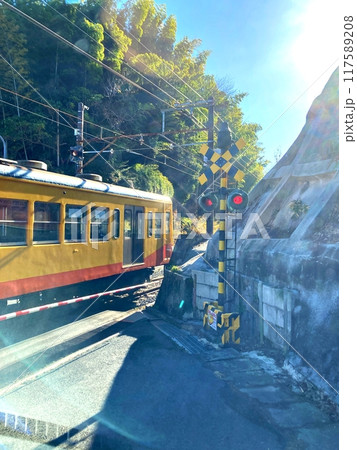 三岐鉄道三岐線 山城駅の近くにある電鐘式踏切と270系電車 三岐鉄道三岐線 山城駅の近くにある電鐘式踏切と270系電車 117589208
