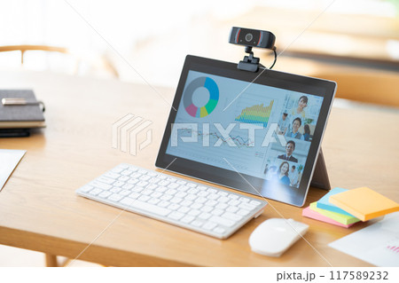 テレワーク　パソコン　デスク　物撮り　ディスプレイ 117589232