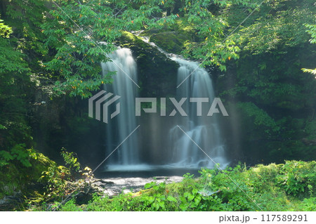 山梨県富士吉田市上吉田 桂川に架かる二条の滝 光芒のなかの鐘山の滝スローシャッター撮影 山梨県富士吉田市上吉田 桂川に架かる二条の滝 光芒のなかの鐘山の滝スローシャッター撮影 117589291