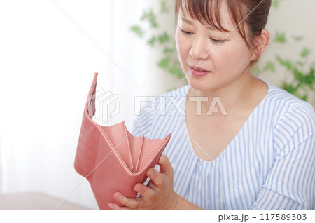 困り顔でお財布を持つミドル女性 困り顔でお財布を持つミドル女性 117589303