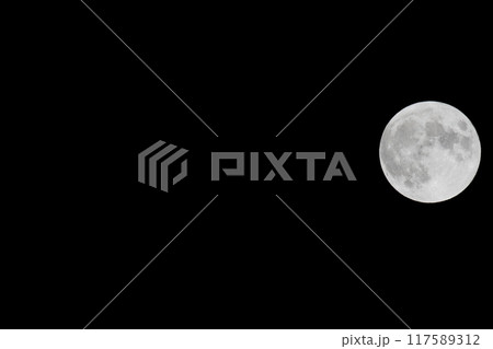 満月の中秋の名月 117589312