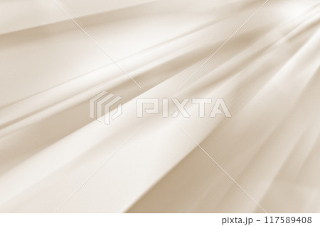 光り輝く絹のような明るいベージュのドレープ背景。上品で豪華な雰囲気のテクスチャ 光り輝く絹のような明るいベージュのドレープ背景。上品で豪華な雰囲気のテクスチャ 117589408