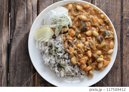 豆入り野菜たっぷりキーマカレー 十五穀米のカレーライス 豆入り野菜たっぷりキーマカレー 十五穀米のカレーライス 117589412