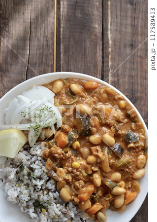 豆入り野菜たっぷりキーマカレー　十五穀米のカレーライス 117589413
