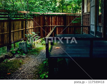 縁側と庭園のある和風旅館に風情を感じる 117589418