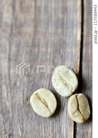 焙煎する前のコーヒー豆　コーヒー生豆 117589443