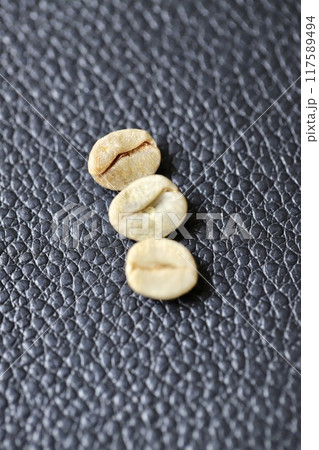 黒のレザーの上に置いた焙煎する前のコーヒー豆 黒のレザーの上に置いた焙煎する前のコーヒー豆 117589494