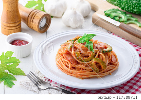 ゴーヤのイタリアンスパゲッティ （ ナポリタン ）ゴーヤの苦みがアクセント 117589711