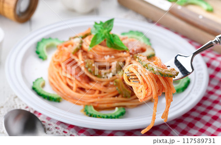 ゴーヤのイタリアンスパゲッティ （ ナポリタン ）ゴーヤの苦みがアクセント 117589731