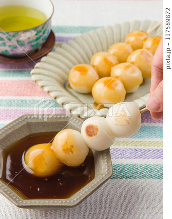 みたらし団子と緑茶 串をたれにディップ 117589872