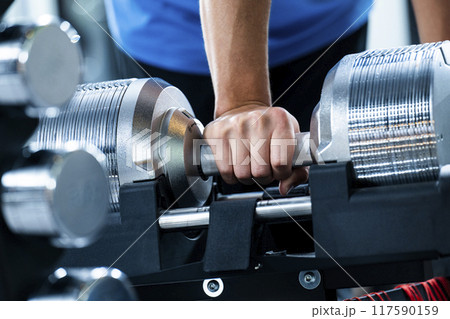 スポーツジム　トレーニングジム　ダンベル　イメージ　手元 117590159