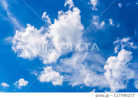 雲の多い夏の青空 雲の多い夏の青空 117590257