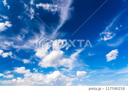 雲の多い夏の青空 雲の多い夏の青空 117590258