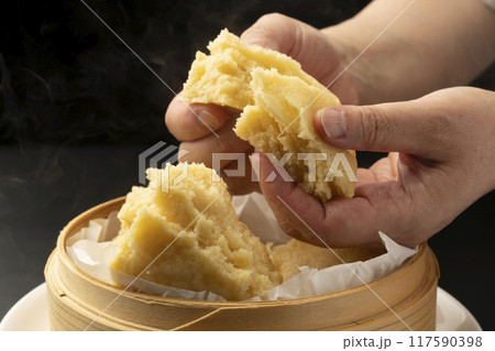 蒸しパン セイロで蒸した蒸しパンを手で割る 蒸しパン セイロで蒸した蒸しパンを手で割る 117590398