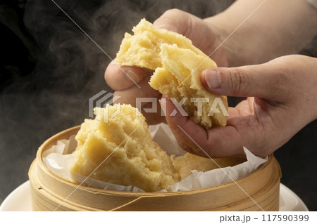 蒸しパン セイロで蒸した蒸しパンを手で割る 蒸しパン セイロで蒸した蒸しパンを手で割る 117590399