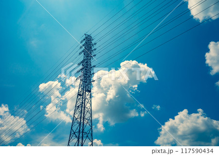 夏の青空に見上げる送電線鉄塔　暖色 117590434