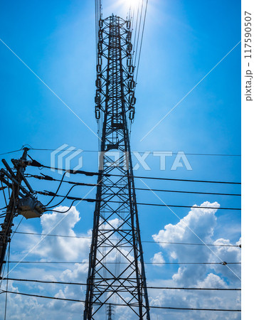 交差する高圧送電線と住宅街の電線と夏の空　高彩度コントラスト 117590507