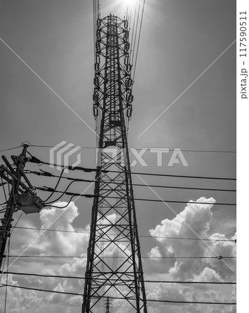 交差する高圧送電線と住宅街の電線と夏の空 モノクロ 交差する高圧送電線と住宅街の電線と夏の空 モノクロ 117590511