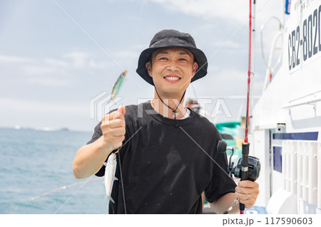 海釣りを楽しむ男性 117590603