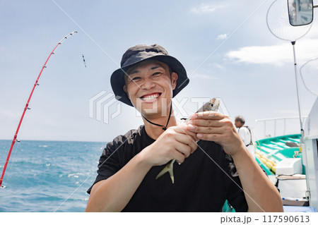 海釣りを楽しむ男性 海釣りを楽しむ男性 117590613