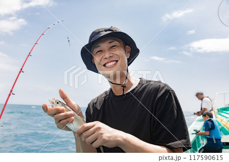 海釣りを楽しむ男性 海釣りを楽しむ男性 117590615