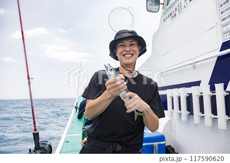 海釣りを楽しむ男性 117590620