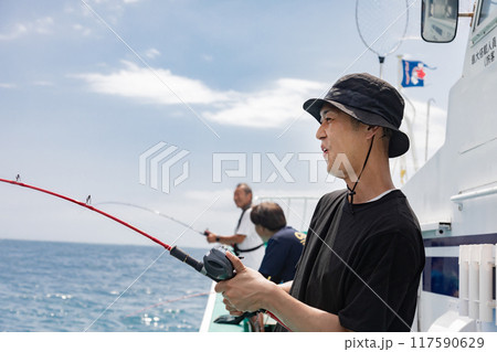 海釣りを楽しむ男性 117590629