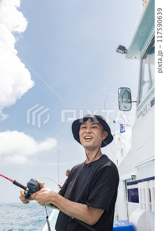 海釣りを楽しむ男性 117590639