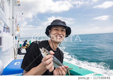 海釣りを楽しむ男性 海釣りを楽しむ男性 117590648