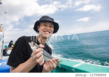 海釣りを楽しむ男性 海釣りを楽しむ男性 117590649