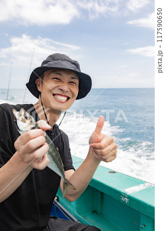 海釣りを楽しむ男性 117590650
