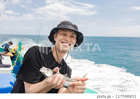 海釣りを楽しむ男性 117590651